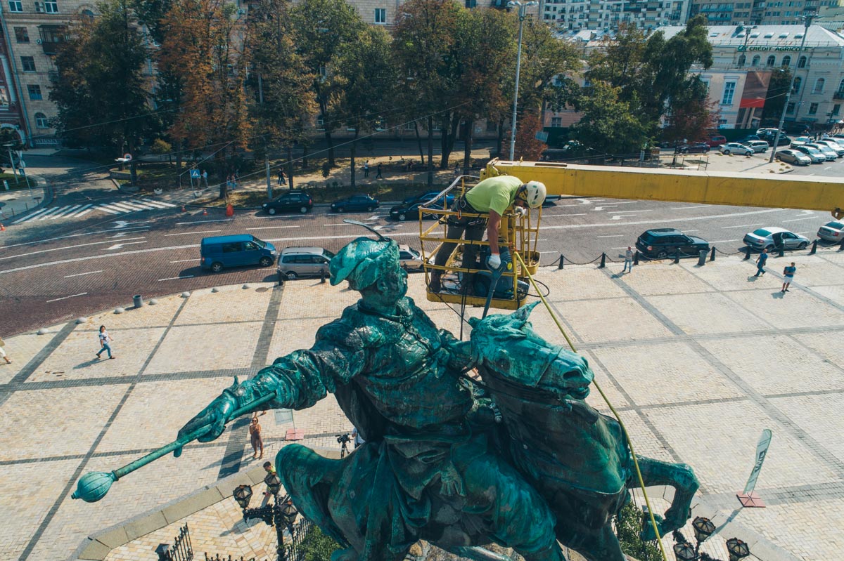 В Киеве помыли памятник Богдану Хмельницкому