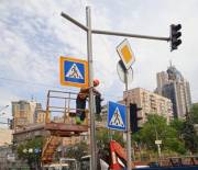 В Киеве восстанавливают дорожные знаки