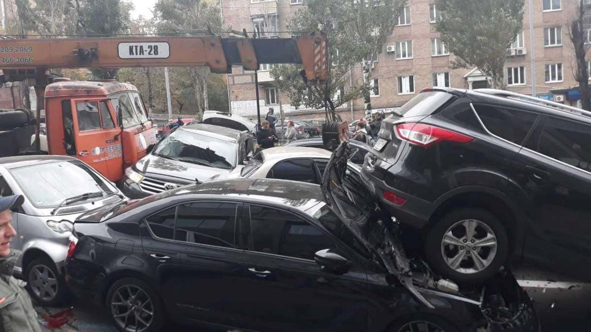 ДТП на Леси Украинки в Киеве: кран разбил 11 автомобилей