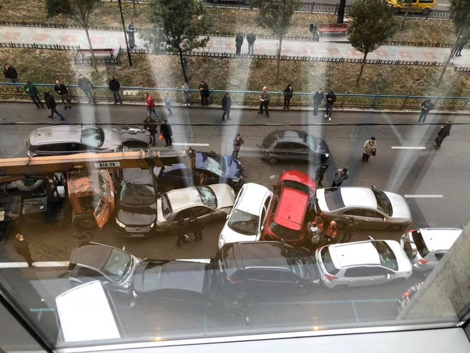 Авария на Леси Украинки в Киеве: кран без тормозов разбил 11 авто