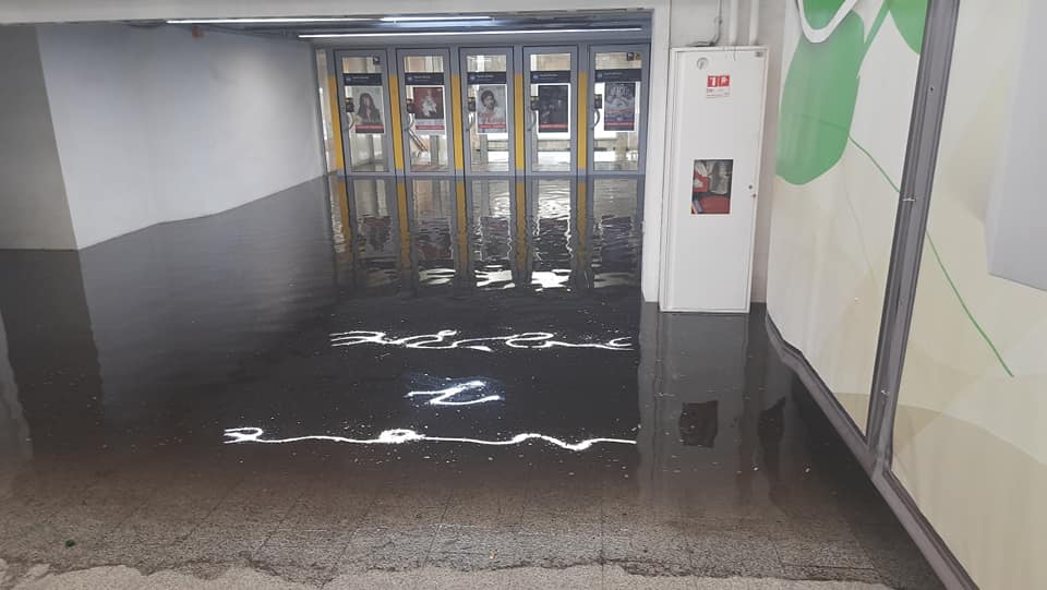Злива залила станцію метро «Героїв Дніпра»