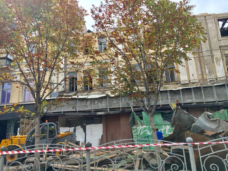 Разрушенное здание центрального гастронома в Киеве