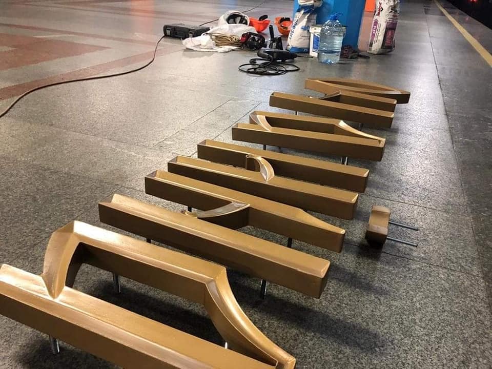 Монтаж нової вивіски на станції метро "Почайна"