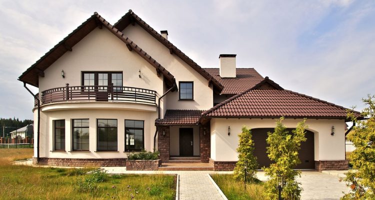 Как выгодно продать дом - освежить фасад и рамы