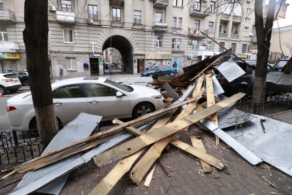 Ураган в Києві: вітер зірвав дах на вулиці Лисенка