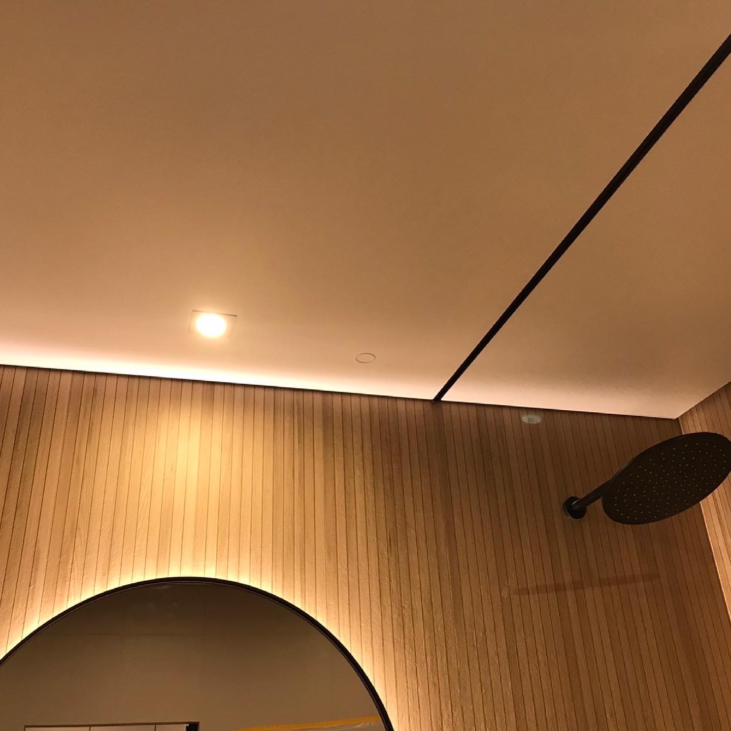 Теневой профиль с подсветкой для натяжных потолков