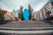 Памятник Middle Way - голубая рука в центре Киева