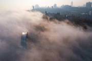 Арка Дружбы Народов в Киеве, окутанная смогом