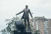 Памятник Муслиму Магомаеву в сквере на перекрестке улиц Сечевых Стрельцов и Вячеслава Черновола