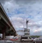 Мост метро заблокирован неизвестным, который угрожает взорвать бомбу