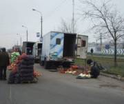 Торгуют с машин. Фото: kievvlast.com.ua