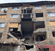 Пошкоджений росіянами будинок на проспекті Відрадному