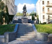 Памятник Юлиушу Словацкому стоит уже два месяца. Фото: stolichni.in.ua