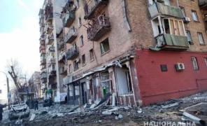 Наслідки попадання уламків ракети у житловий будинок на Куренівці в Києві