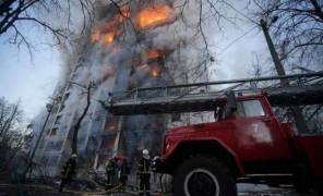 Пожежа на Святошино після влучання ворожих снарядів в багатоповерхівку