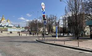 Світлофор із червоним колом заборони