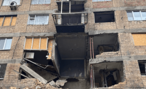 Поврежденный россиянами дом по проспекту Отрадному